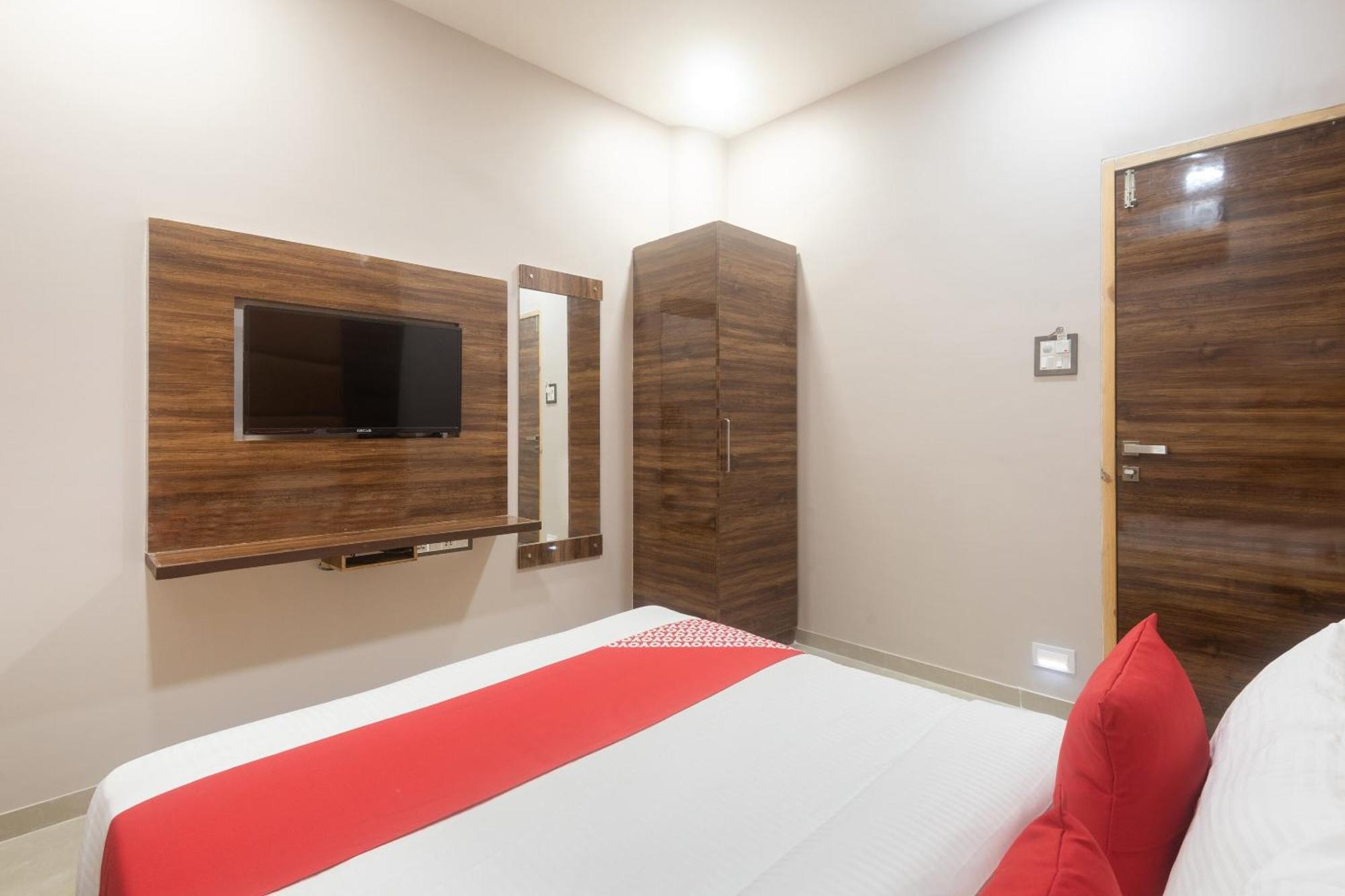Hotel Blue Executive Near Chhatrapati Shivaji International Airport Bombaim Exterior foto