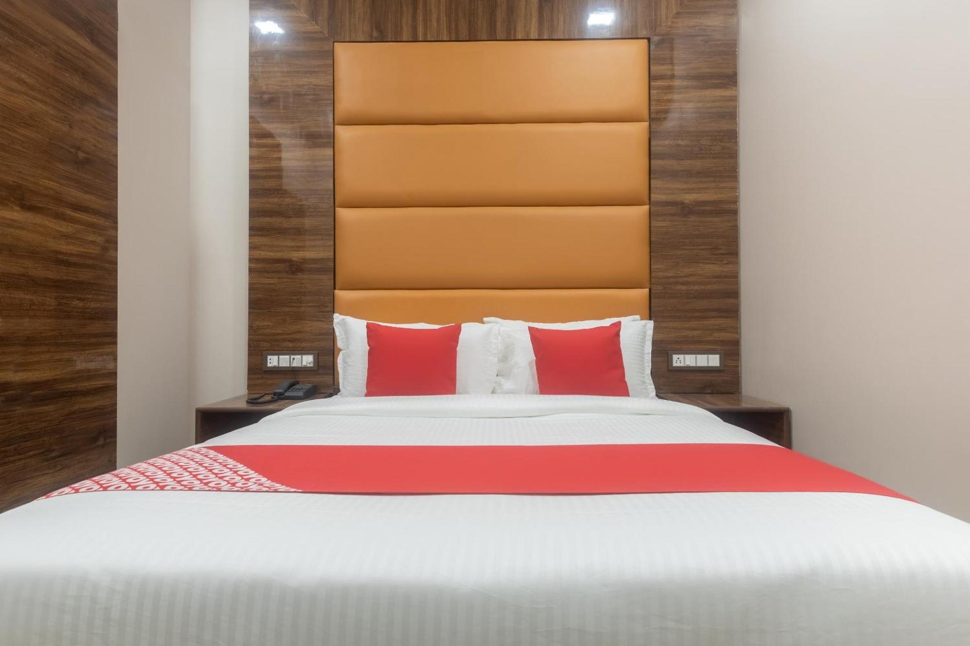Hotel Blue Executive Near Chhatrapati Shivaji International Airport Bombaim Exterior foto