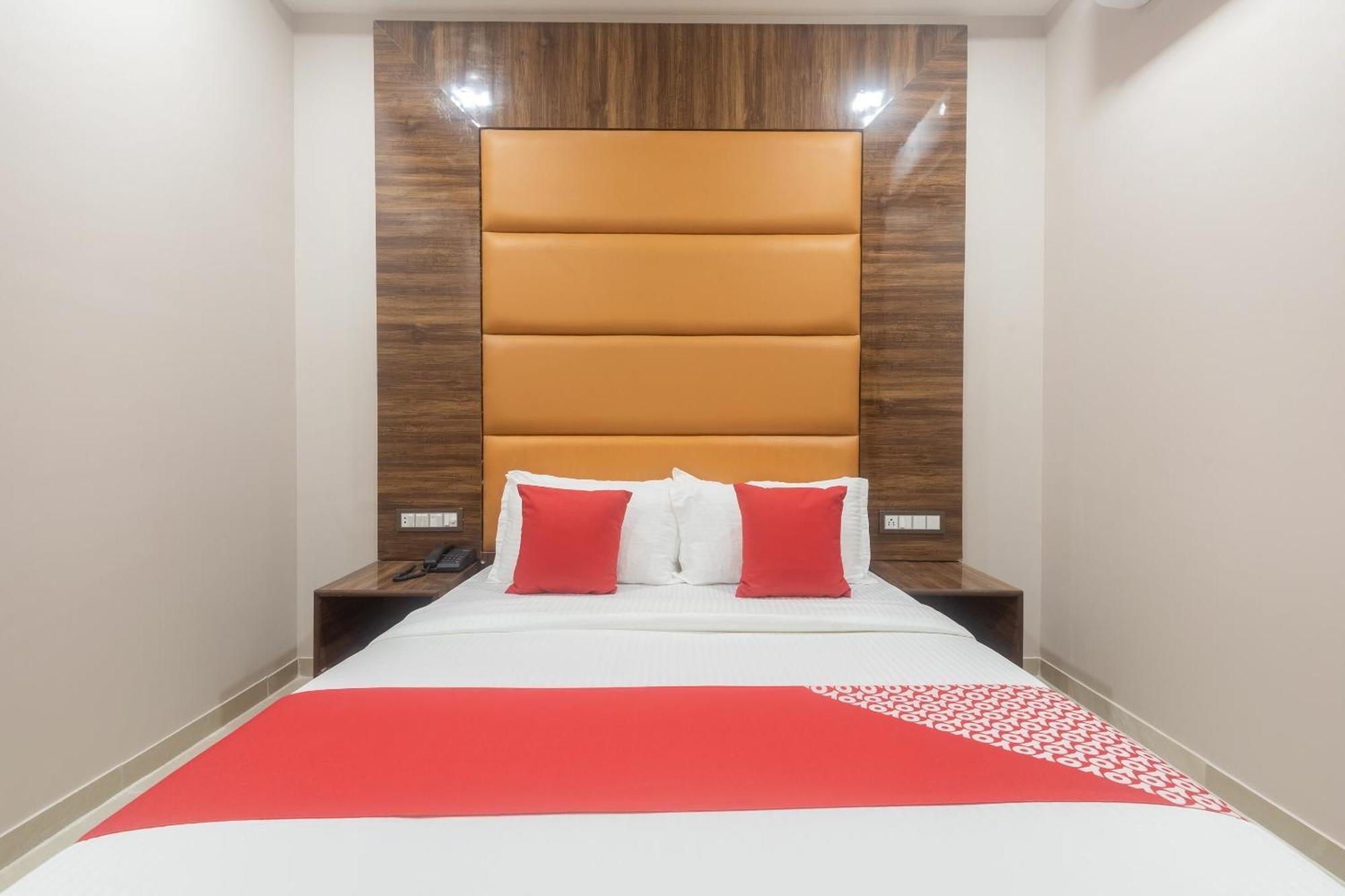 Hotel Blue Executive Near Chhatrapati Shivaji International Airport Bombaim Exterior foto